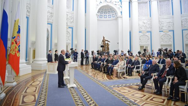 Владимир Путин на церемонии вручения государственных наград в Екатерининском зале Кремля. 23 мая 2019 Владимир Путин на церемонии вручения государственных наград в Екатерининском зале Кремля. 23 мая 2019