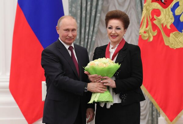 резидент РФ Владимир Путин и академик РАН, главный акушер-гинеколог РФ, заместитель директора Национального медицинского исследовательского центра акушерства, гинекологии и перинатологии им. академика В. И. Кулакова Министерства здравоохранения РФ Лейла Адамян, награжденная орденом За заслуги перед отечеством II степени резидент РФ Владимир Путин и академик РАН, главный акушер-гинеколог РФ, заместитель директора Национального медицинского исследовательского центра акушерства, гинекологии и перинатологии им. академика В. И. Кулакова Министерства здравоохранения РФ Лейла Адамян, награжденная орденом За заслуги перед отечеством II степени