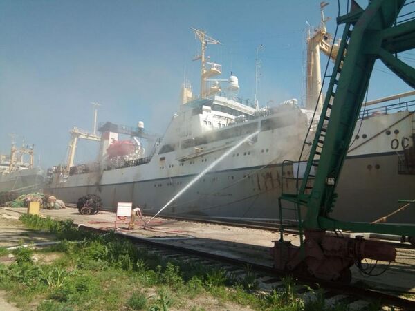Ликвидация пожара на большом морозильном рыболовном траулере в поселке Преображение Ликвидация пожара на большом морозильном рыболовном траулере в поселке Преображение