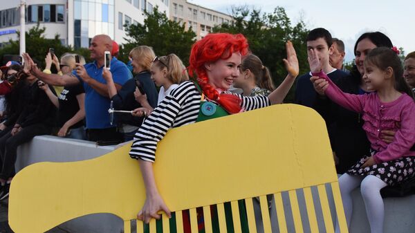 Участница и гости карнавала в Сочи в честь официального открытия курортного сезон Участница и гости карнавала в Сочи в честь официального открытия курортного сезон
