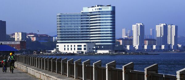 Местные жители катаются на велосипедах по набережной Спортивной гавани во Владивостоке Местные жители катаются на велосипедах по набережной Спортивной гавани во Владивостоке