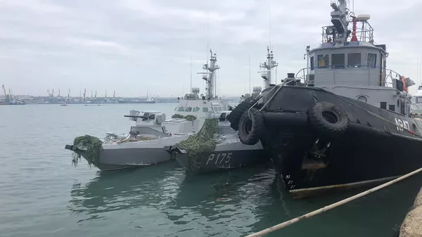 и рейдовый буксир Яны Капу ВМС Украины, задержанные пограничной службой РФ за нарушение государственной границы России, в порту Керчи