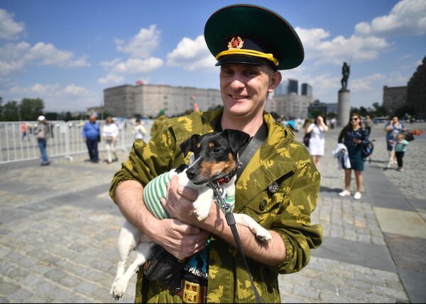 Пограничник во время празднования Дня Пограничных войск на Поклонной горе в Москве Пограничник во время празднования Дня Пограничных войск на Поклонной горе в Москве