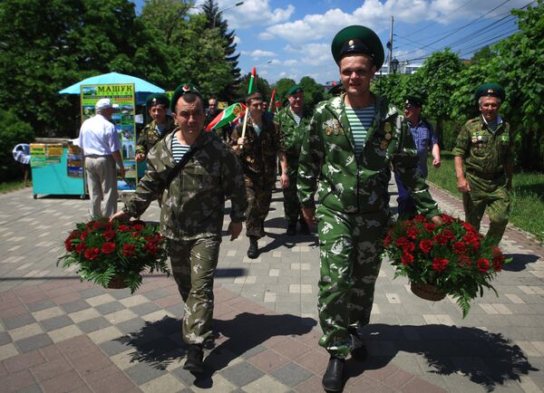 Пограничники несут цветы к мемориалу Вечный огонь в День пограничных войск в Пятигорске Пограничники несут цветы к мемориалу Вечный огонь в День пограничных войск в Пятигорске