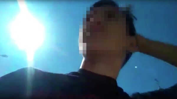 Стоп-кадр видеообращения ученика школы №4 города Вольска, записанного после нападения
