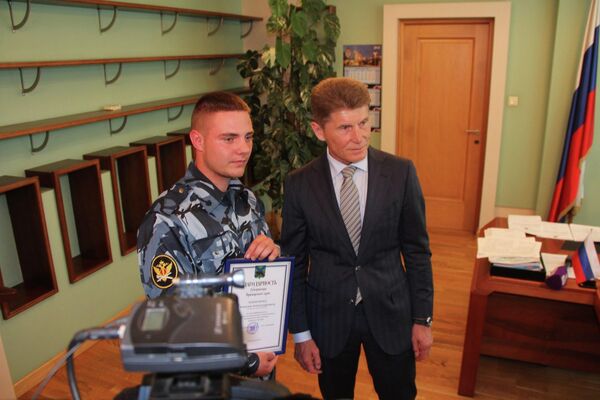 Губернатор Приморского края Олегом Кожемяко вручил благодарность Алексею Резниченко, спасшему из горящей квартиры двух маленьких девочек Губернатор Приморского края Олегом Кожемяко вручил благодарность Алексею Резниченко, спасшему из горящей квартиры двух маленьких девочек