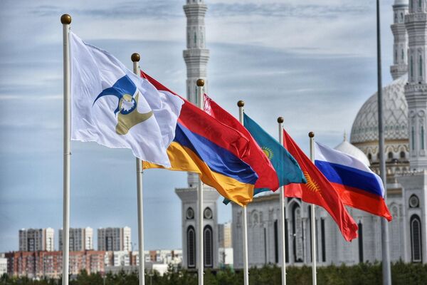 Флаги России, Киргизии, Казахстана, Белоруссии, Армении, а также с символикой Евразийского экономического союза (ЕАЭС) Флаги России, Киргизии, Казахстана, Белоруссии, Армении, а также с символикой Евразийского экономического союза (ЕАЭС)