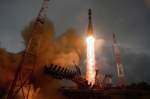 Запуск ракеты-носителя Союз-2.1б со спутником Глонасс-М с космодрома Плесецк Запуск ракеты-носителя Союз-2.1б со спутником Глонасс-М с космодрома Плесецк