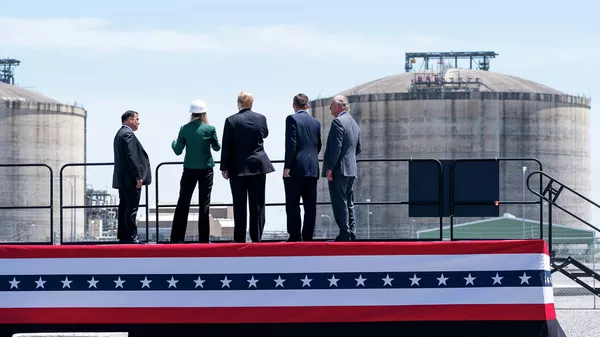 Президент США Дональд Трамп на заводе по производству сжиженного природного газа (СПГ) в Хакберри, США