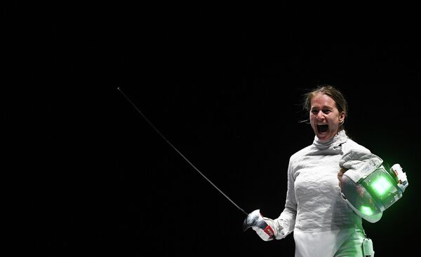 Софья Великая радуется победе в финальном поединке против Шао Яци во время соревнований на международном турнире по фехтованию Московская сабля - 2019 Софья Великая радуется победе в финальном поединке против Шао Яци во время соревнований на международном турнире по фехтованию Московская сабля - 2019