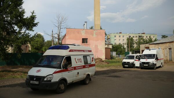 Автомобили скорой помощи неподалеку от завода Кристал в Дзержинске. 1 июня 2019