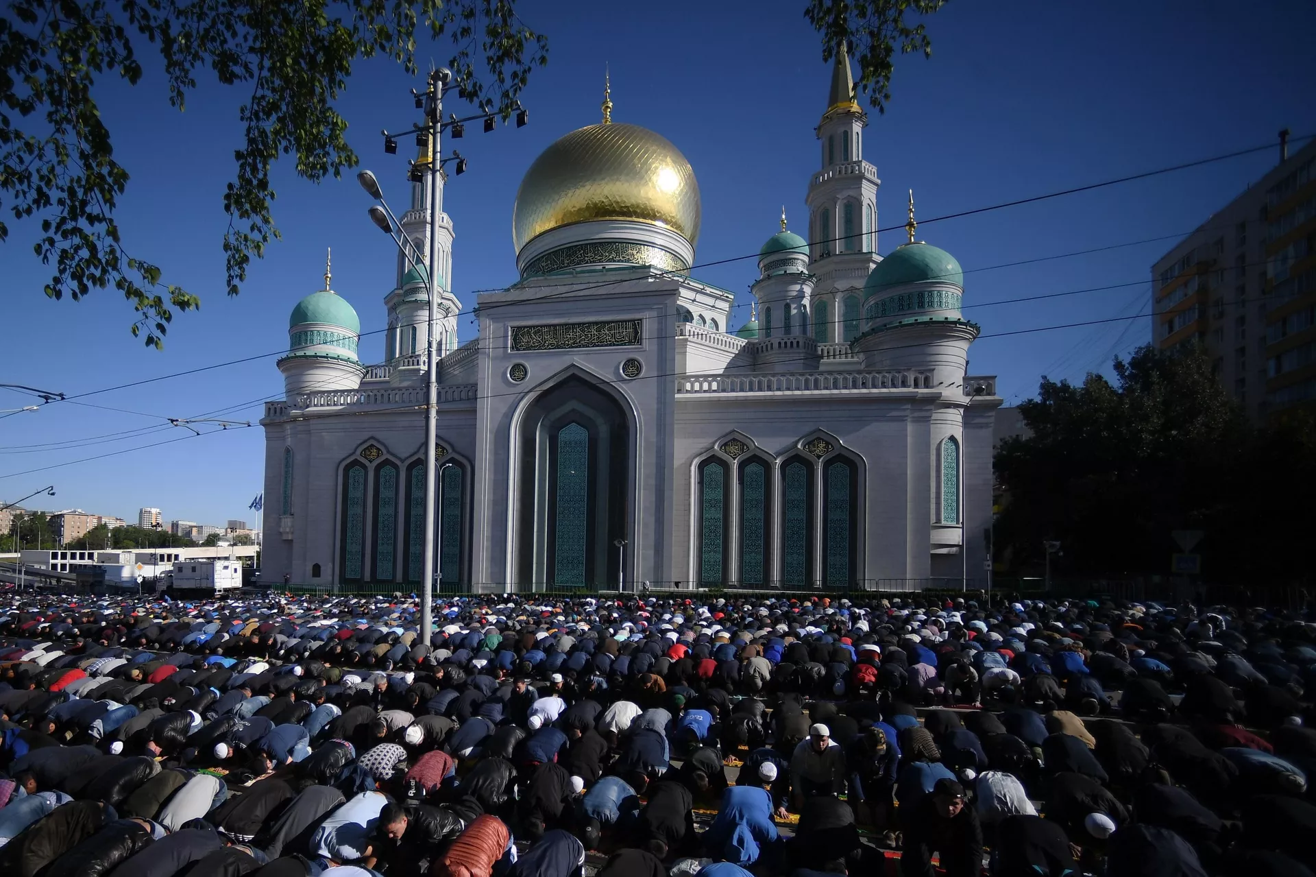 Мусульмане в день праздника Ураза-байрам у Соборной мечети в Москве - РИА Новости, 1920, 20.07.2021