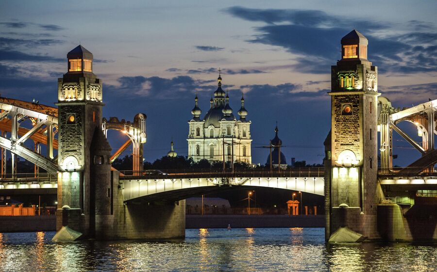 Белые ночи в Санкт-Петербурге. Мост Петра Великого и Смольный собор Белые ночи в Санкт-Петербурге. Мост Петра Великого и Смольный собор