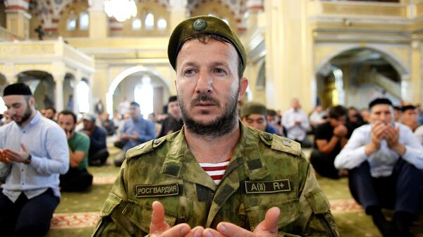Верующие во время праздничной молитвы в мечети Сердце Чечни имени А. Кадырова в Грозном Верующие во время праздничной молитвы в мечети Сердце Чечни имени А. Кадырова в Грозном