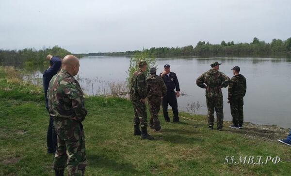 Полицейские и волонтёры ищут пропавших супругов и их 15-летнюю дочь в Омской области Полицейские и волонтёры ищут пропавших супругов и их 15-летнюю дочь в Омской области