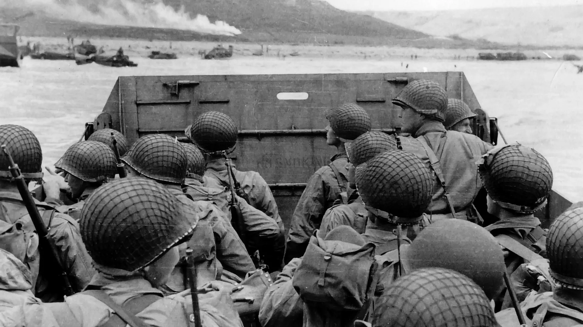 Высадка американских военных на десантном корабле на нормандский пляж Омаха во Франции. 6 июня 1944 - РИА Новости, 1920, 09.05.2021