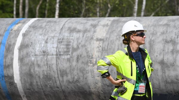 Девушка-рабочий на участке строительства газопровода Северный поток-2 в Ленинградской области Девушка-рабочий на участке строительства газопровода Северный поток-2 в Ленинградской области