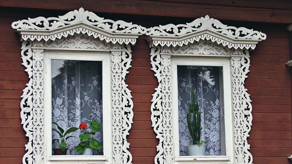 Окна деревянного дома в городе Городце, украшенные художественной резьбой по дереву. XIX в. Окна деревянного дома в городе Городце, украшенные художественной резьбой по дереву. XIX в.