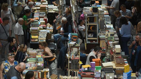 Посетители ежегодного российского книжного фестиваля на Красной площади Посетители ежегодного российского книжного фестиваля на Красной площади