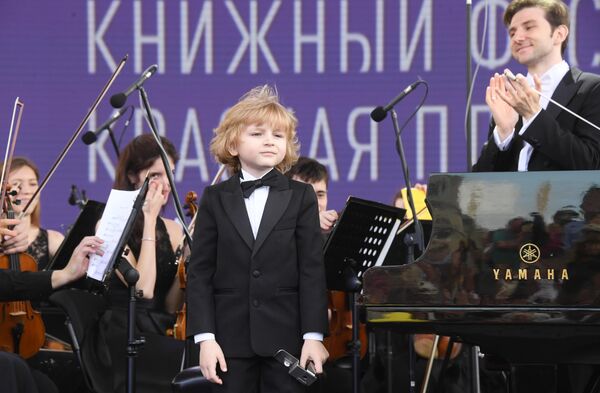 Пианист Елисей Мысин на церемонии открытия ежегодного книжного фестиваля на Красной площади в Москве Пианист Елисей Мысин на церемонии открытия ежегодного книжного фестиваля на Красной площади в Москве
