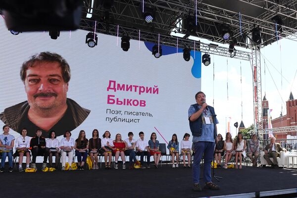 Писатель, публицист Дмитрий Быков выступает на церемонии награждения финалистов Всероссийского литературного конкурса для подростков Класс! в рамках книжного фестиваля на Красной площади в Москве Писатель, публицист Дмитрий Быков выступает на церемонии награждения финалистов Всероссийского литературного конкурса для подростков Класс! в рамках книжного фестиваля на Красной площади в Москве