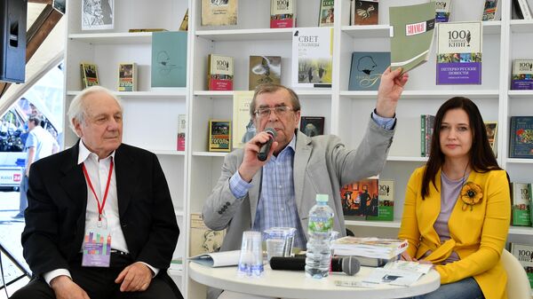 Главный редактор журнала Этажи Ирина Терра, главный редактор журнала Знамя Сергей Чупринин и президент Фонда социально-экономических и интеллектуальных программ Сергей Филатов во время круглого стола на тему: Что должно быть неизменно: прошлое и будущее литературно-художественных журналов Главный редактор журнала Этажи Ирина Терра, главный редактор журнала Знамя Сергей Чупринин и президент Фонда социально-экономических и интеллектуальных программ Сергей Филатов во время круглого стола на тему: Что должно быть неизменно: прошлое и будущее литературно-художественных журналов