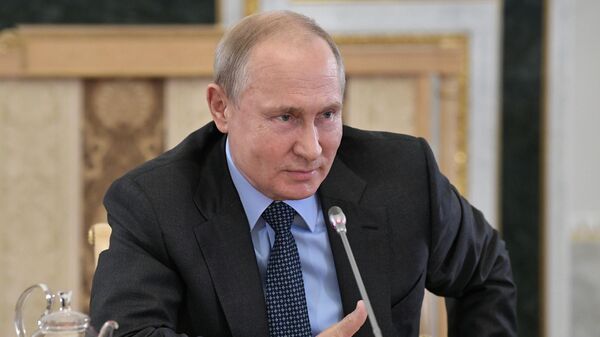 Президент РФ Владимир Путин во время встречи с руководителями и главными редакторами ведущих мировых информационных агентств в рамках Петербургского международного экономического форума 2019 Президент РФ Владимир Путин во время встречи с руководителями и главными редакторами ведущих мировых информационных агентств в рамках Петербургского международного экономического форума 2019