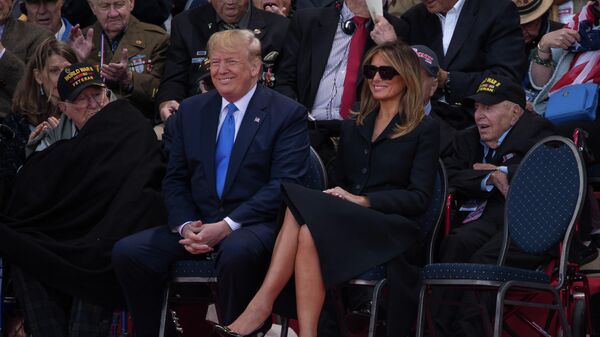 Президент США Дональд Трамп с супругой Меланьей во время празднования 75-летия высадки союзников в Нормандии Президент США Дональд Трамп с супругой Меланьей во время празднования 75-летия высадки союзников в Нормандии