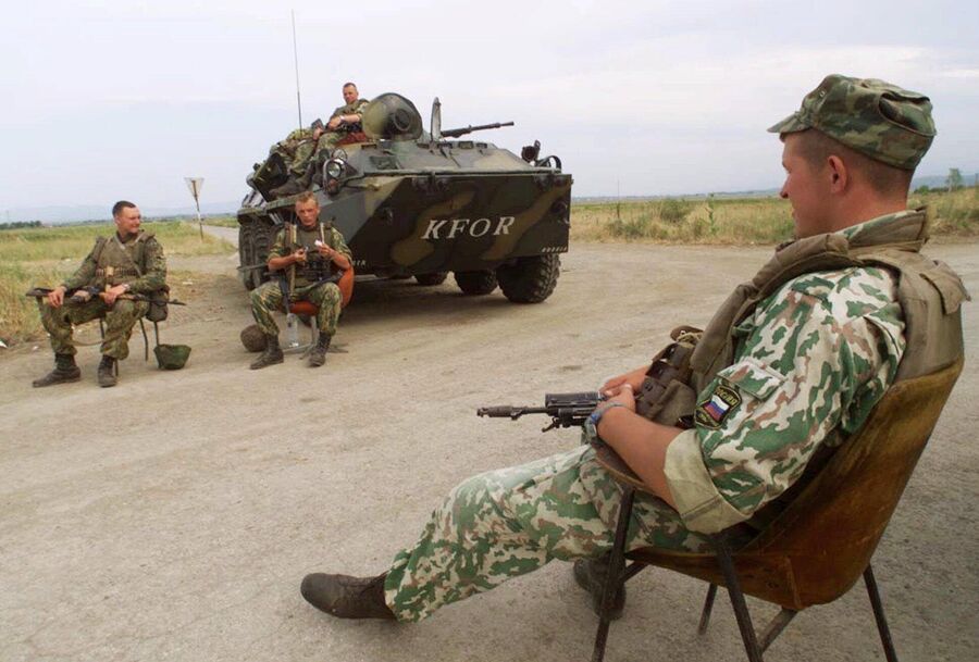 Российские военнослужащие на блокпосту возле аэропорта Приштины Российские военнослужащие на блокпосту возле аэропорта Приштины