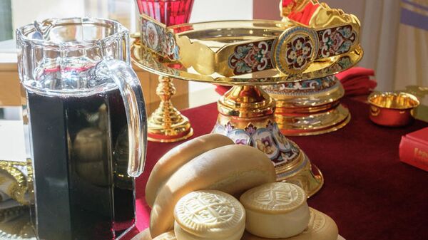 дискос, звездица, потир, вино, чаша, просфоры (освящение храма Ксении Блаженной в Петербурге) дискос, звездица, потир, вино, чаша, просфоры (освящение храма Ксении Блаженной в Петербурге)