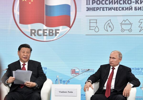 Президент РФ Владимир Путин и председатель Китайской Народной Республики (КНР) Си Цзиньпинь во время встречи с участниками Российско-китайского энергетического форума на полях Петербургского международного экономического форума 2019 Президент РФ Владимир Путин и председатель Китайской Народной Республики (КНР) Си Цзиньпинь во время встречи с участниками Российско-китайского энергетического форума на полях Петербургского международного экономического форума 2019