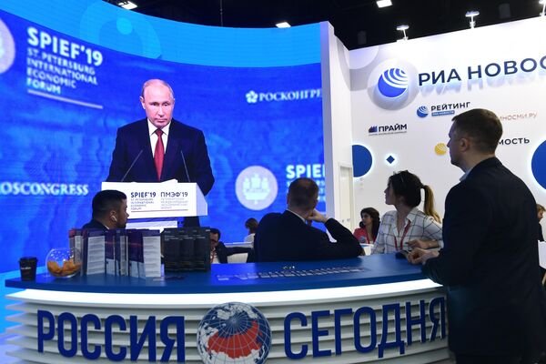 Участники Петербургского международного экономического форума (ПМЭФ-2019) на стенде МИА Россия сегодня в конгрессно-выставочном центре Экспофорум Участники Петербургского международного экономического форума (ПМЭФ-2019) на стенде МИА Россия сегодня в конгрессно-выставочном центре Экспофорум
