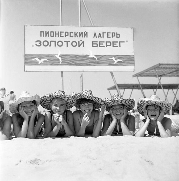 На пляже детского лагеря Золотой берег в Анапе На пляже детского лагеря Золотой берег в Анапе