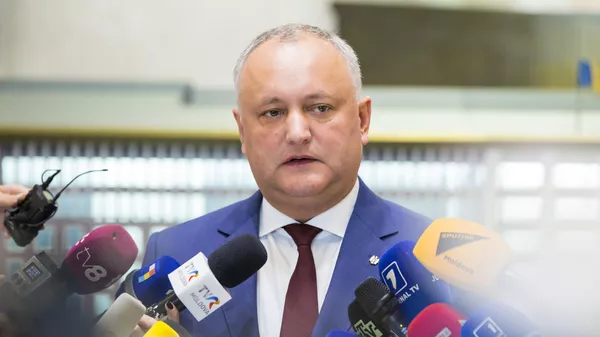 Президент Молдавии Игорь Додон общается с журналистами после заседания кабинета министров в парламенте Молдавии в Кишиневе