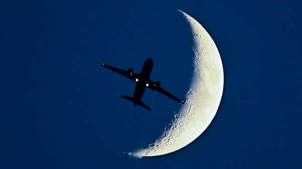 Самолет Airbus A320 на фоне растущей Луны Самолет Airbus A320 на фоне растущей Луны