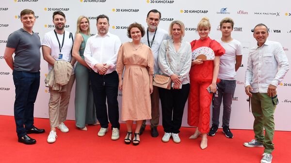 Съемочная группа фильма режиссера Анны Пармас Давай разведемся перед премьерой в рамках 30-го Открытого фестиваля российского кино Кинотавр Съемочная группа фильма режиссера Анны Пармас Давай разведемся перед премьерой в рамках 30-го Открытого фестиваля российского кино Кинотавр