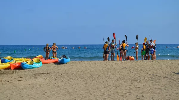 Туристы на пляже Испании