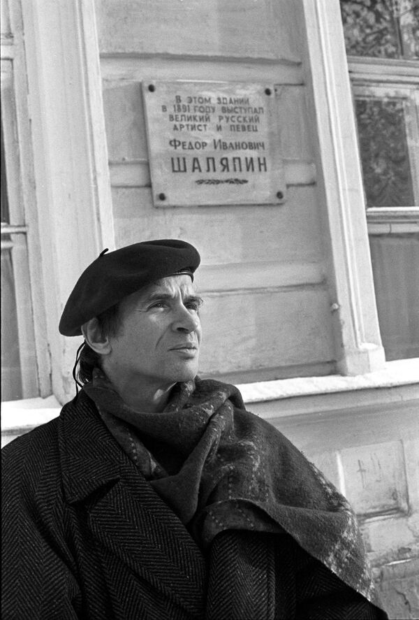 Башкирская АССР. Советский, британский и французский артист балета Рудольф Нуриев, попросивший в 1961 году политического убежища во Франции у здания, где установлена мемориальная доска выдающемуся русскому оперному и камерному певцу Федору Шаляпину. Башкирская АССР. Советский, британский и французский артист балета Рудольф Нуриев, попросивший в 1961 году политического убежища во Франции у здания, где установлена мемориальная доска выдающемуся русскому оперному и камерному певцу Федору Шаляпину.