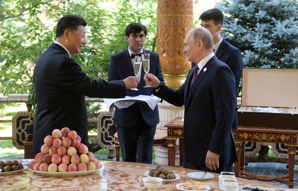 Президент РФ Владимир Путин в субботу поздравил председателя КНР Си Цзиньпина с днем рождения во время встречи в резиденции китайского лидера в Душанбе. 15 июня 2019 Президент РФ Владимир Путин в субботу поздравил председателя КНР Си Цзиньпина с днем рождения во время встречи в резиденции китайского лидера в Душанбе. 15 июня 2019
