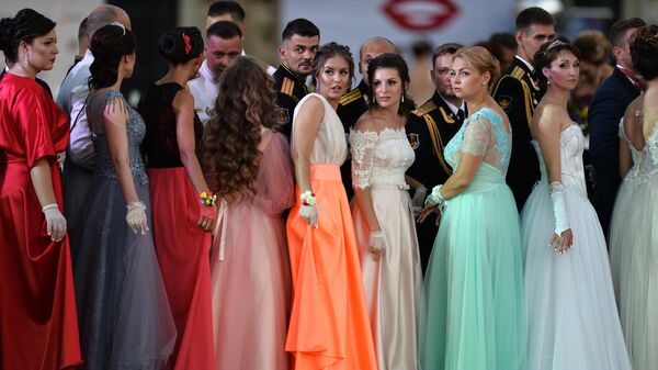 Участники VI Международного Большого Севастопольского Офицерского Бала на площади Михайловской Береговой батареи Участники VI Международного Большого Севастопольского Офицерского Бала на площади Михайловской Береговой батареи