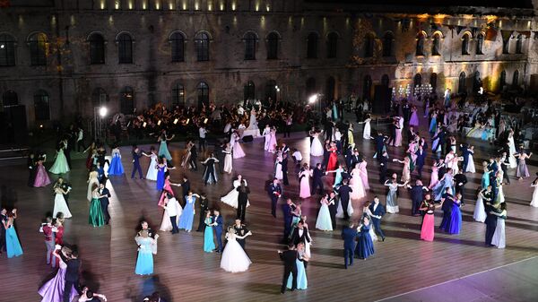 Участники VI Международного Большого Севастопольского Офицерского Бала на площади Михайловской Береговой батареи Участники VI Международного Большого Севастопольского Офицерского Бала на площади Михайловской Береговой батареи