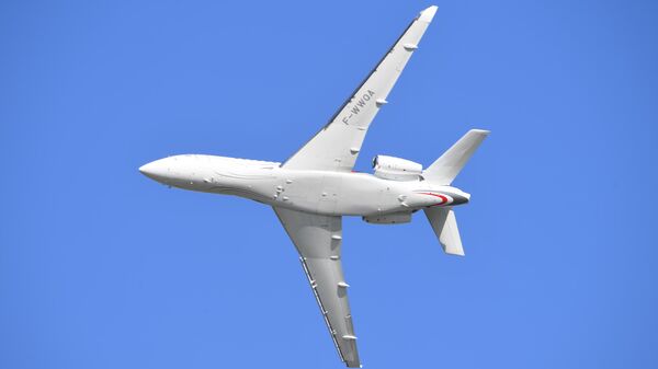 Реактивный самолёт бизнес-класса. Выпускается компанией Dassault Aviation, сконструирован на базе Falcon 900 совершает полет на международном аэрокосмическом салоне Paris Air Show 2019 во Франции Реактивный самолёт бизнес-класса. Выпускается компанией Dassault Aviation, сконструирован на базе Falcon 900 совершает полет на международном аэрокосмическом салоне Paris Air Show 2019 во Франции