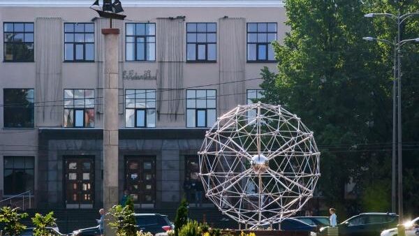 Фонтан Молекула фуллерена и главное здание Петрозаводского государственного университета Фонтан Молекула фуллерена и главное здание Петрозаводского государственного университета