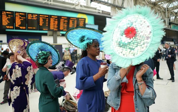 Посетительницы королевских скачек Royal Ascot Посетительницы королевских скачек Royal Ascot