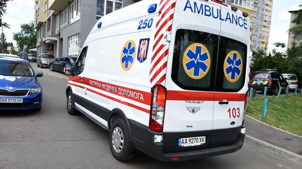 Автомобиль скорой помощи у жилого дома в Киеве, где при трагических обстоятельствах погиб депутат Верховной рады от фракции Народный фронт Дмитрий Тымчук. Автомобиль скорой помощи у жилого дома в Киеве, где при трагических обстоятельствах погиб депутат Верховной рады от фракции Народный фронт Дмитрий Тымчук.