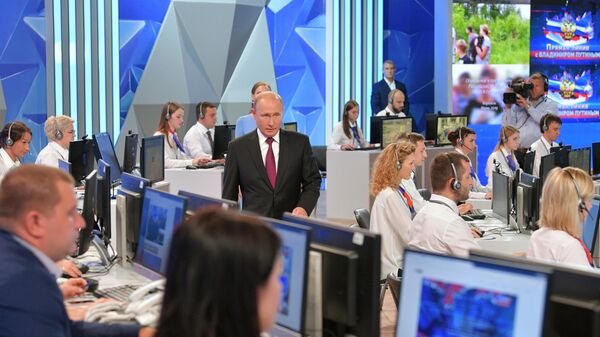 Президент РФ Владимир Путин перед началом ежегодной специальной программы Прямая линия с Владимиром Путиным Президент РФ Владимир Путин перед началом ежегодной специальной программы Прямая линия с Владимиром Путиным