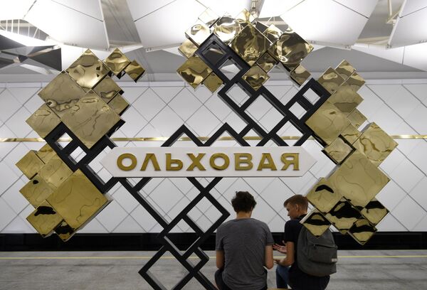 Пассажиры на станции метро Ольховая Сокольнической линии Пассажиры на станции метро Ольховая Сокольнической линии