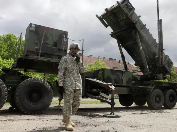 Ο στρατός των ΗΠΑ βρίσκεται δίπλα στο αντιαεροπορικό πυραυλικό σύστημα Patriot σε μια στρατιωτική βάση στο Morag της Πολωνίας
