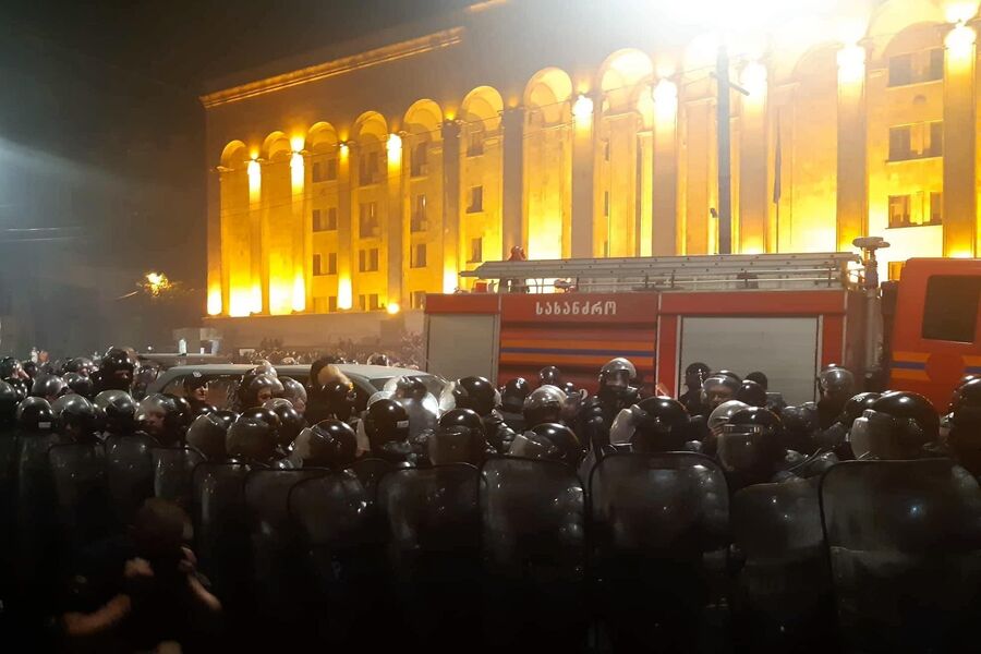 Сотрудники полиции во время акции протеста у здания парламента Грузии в Тбилиси Сотрудники полиции во время акции протеста у здания парламента Грузии в Тбилиси