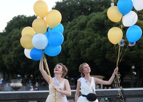 Выпускники российских школ на празднике выпускников Московский выпускной в Центральном парке культуры и отдыха имени Горького в Москве Выпускники российских школ на празднике выпускников Московский выпускной в Центральном парке культуры и отдыха имени Горького в Москве